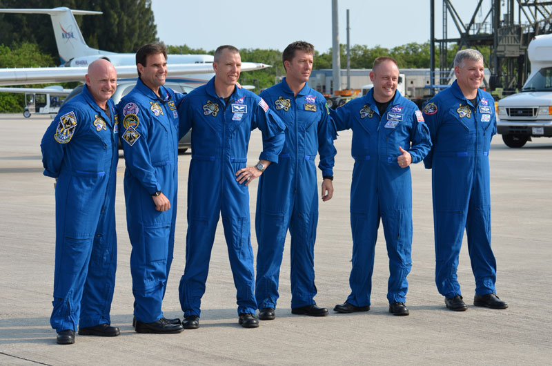 Astronauts arrive for Endeavour's final flight