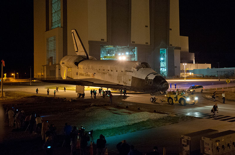 Space shuttle Discovery returns to runway for ride to Smithsonian