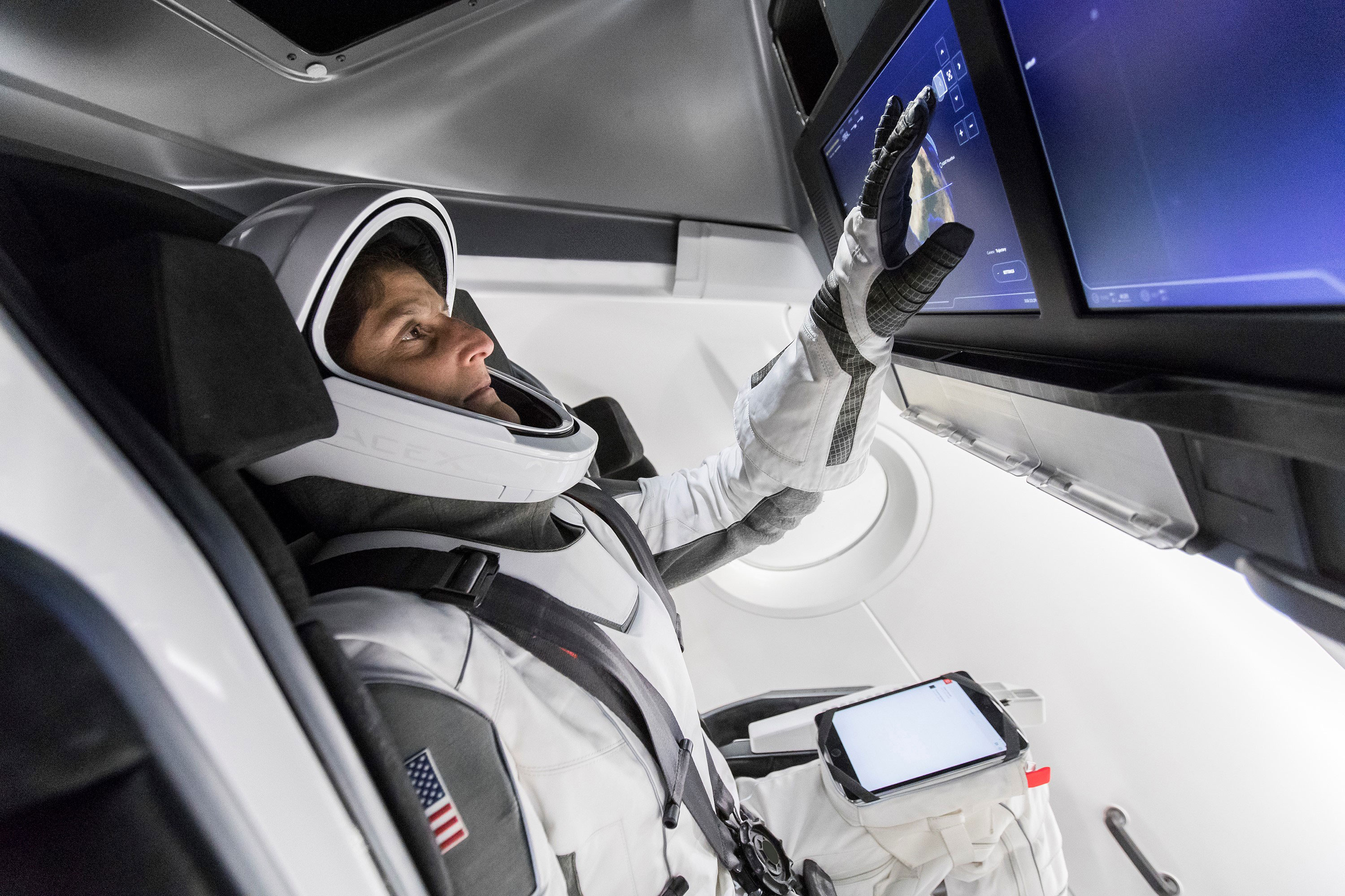 SpaceX's astronaut spacesuit for Crew Dragon ...